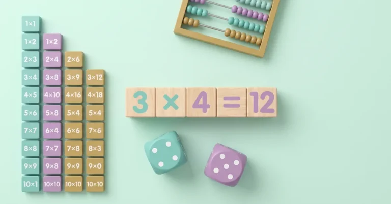 Çarpım tablosu taşları, 3x4=12 yazan ahşap bloklar, zarlar ve abaküs ile 3. sınıf çarpım tablosu oyunları.