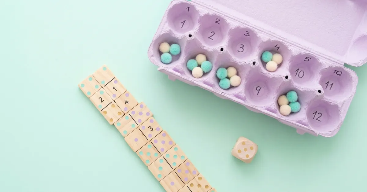 Evde 1. sınıf matematik oyunları: sıralı dominolar, sayılı yumurta kartonu ve sayma ponponları.
