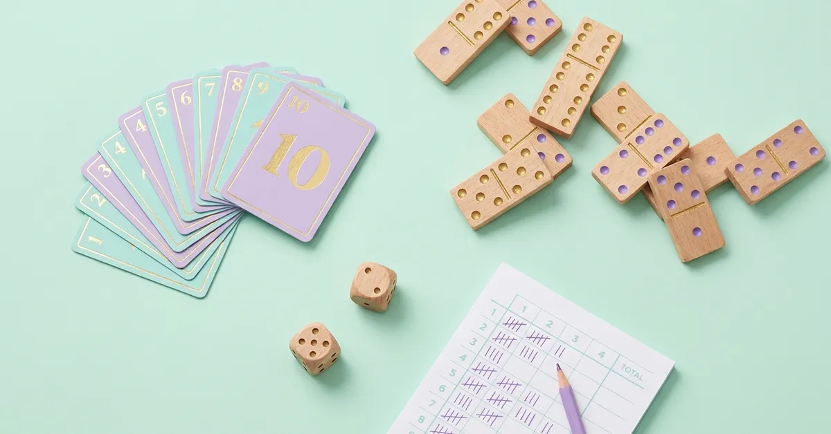 Evde oynanan matematik kart ve zar oyunları: sayı kartları, dominolar, zarlar ve çetele defteri.